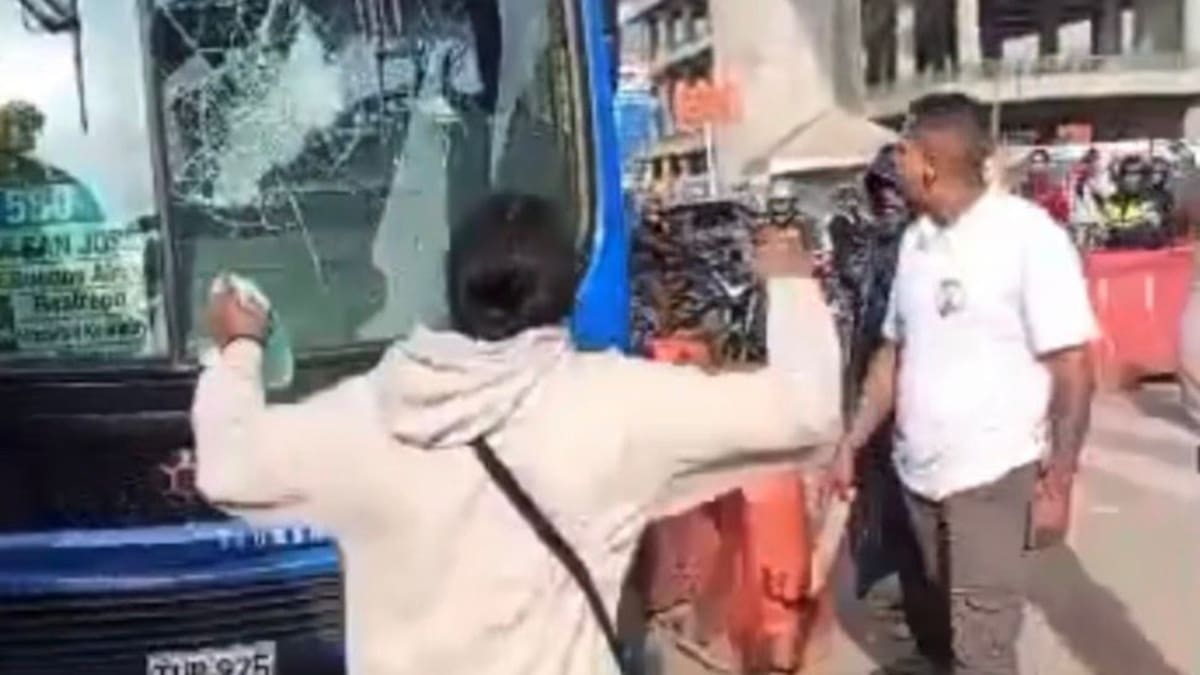 VIDEO|Vandalizan otro bus de Transmilenio: una persona quedó herida y un implicado capturado