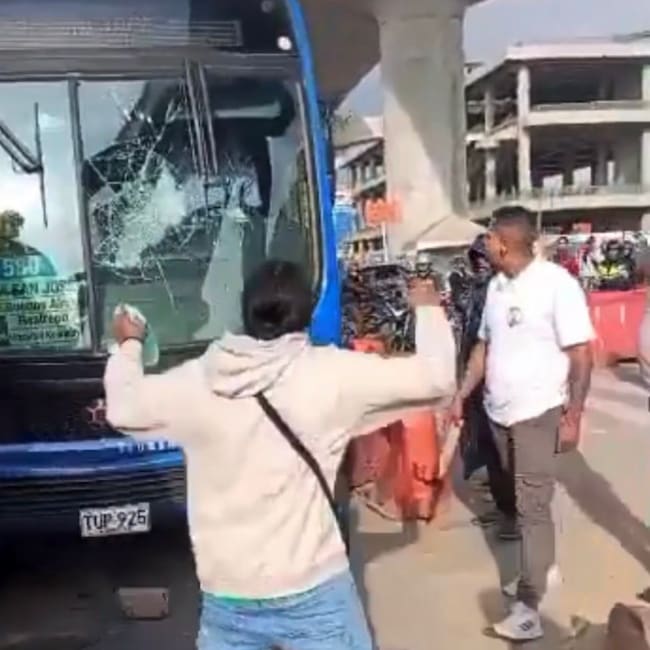VIDEO|Vandalizan otro bus de Transmilenio: una persona quedó herida y un implicado capturado.
