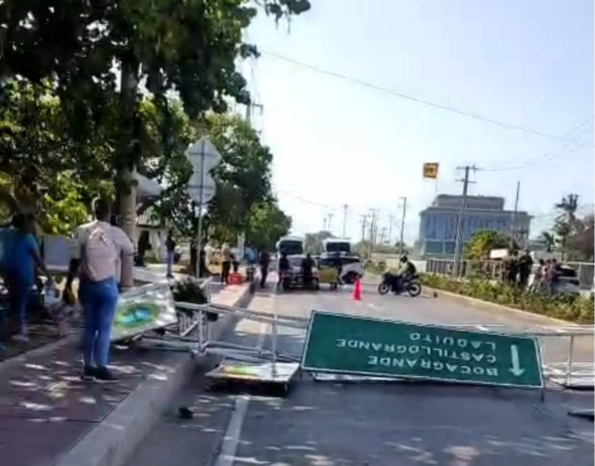 Caos en zona turística de Cartagena por caída de una valla informativa