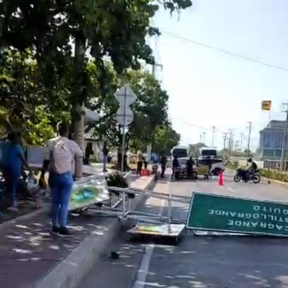 Caos en zona turística de Cartagena por caída de una valla informativa