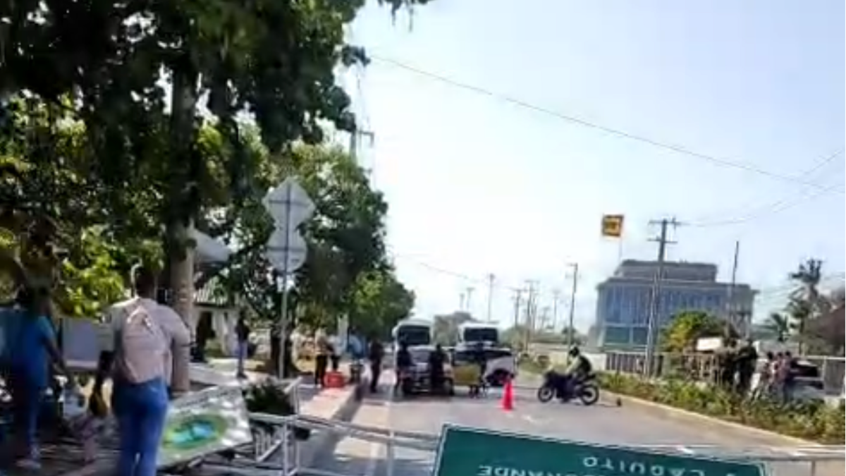 Caos en zona turística de Cartagena por caída de una valla informativa