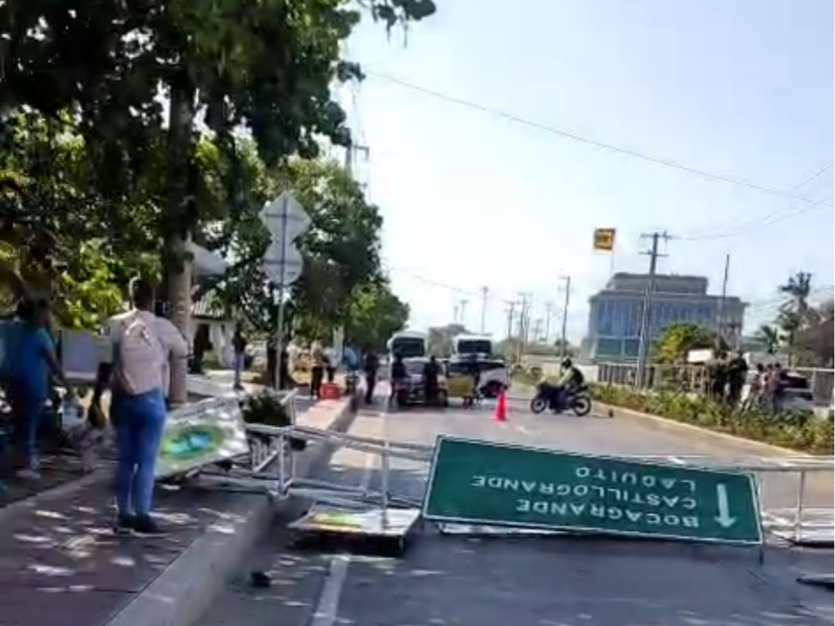 Caos en zona turística de Cartagena por caída de una valla informativa