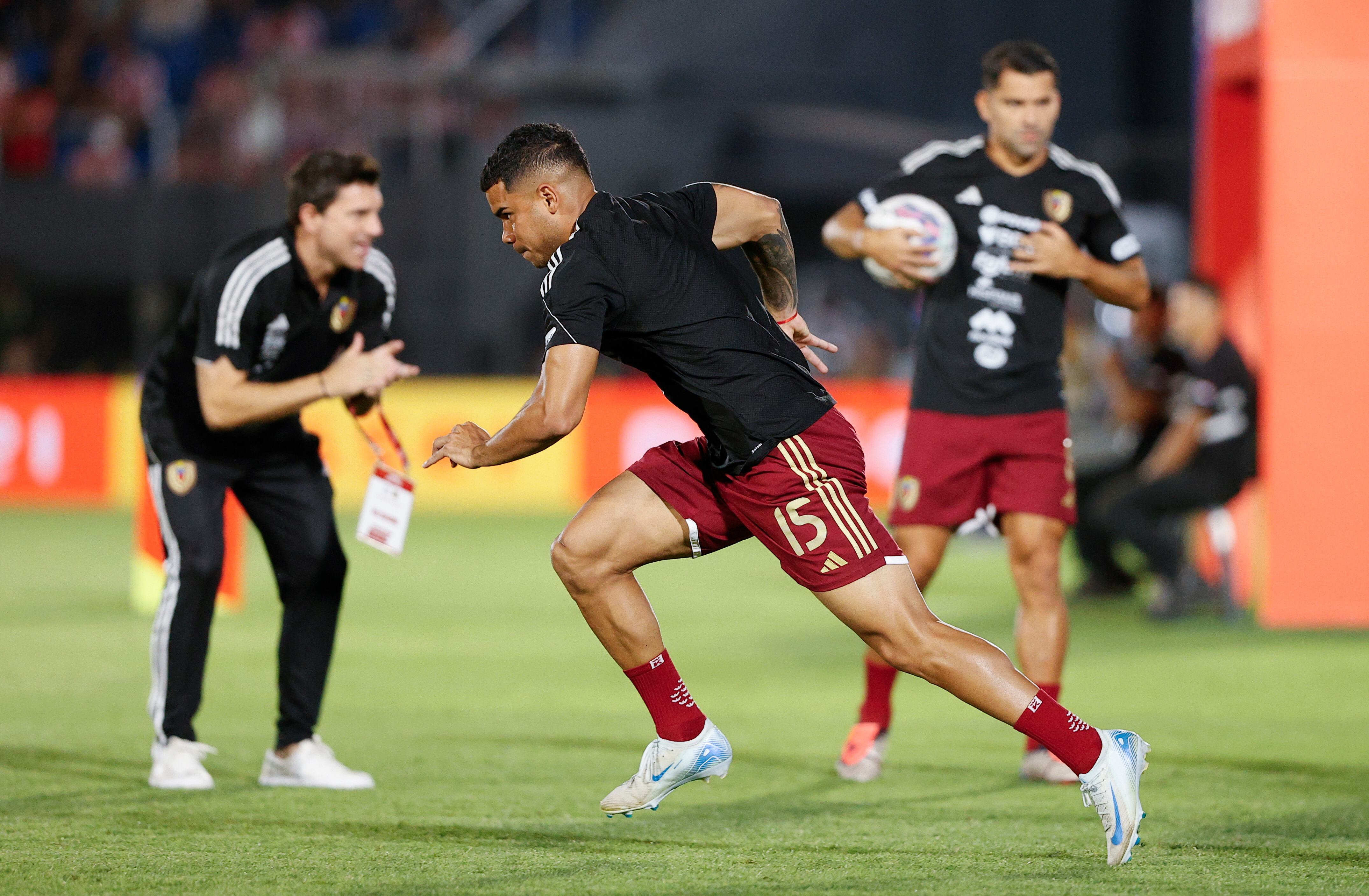 Miguel Navarro (c) de Venezuela calienta este martes, en un partido de las eliminatorias sudamericanas para el Mundial de 2026 entre Paraguay y Venezuela, en el estadio Defensores del Chaco en Asunción (Paraguay). EFE/ Juan Pablo Pino
