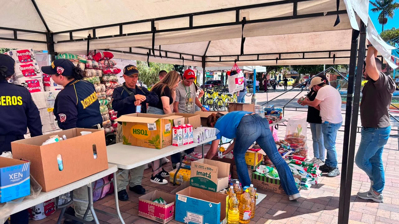 Ayudas en El Carmen de Viboral para damnificados por el terremoto del 10 de agosto. Cortesía: Alcaldía de El Carmen.