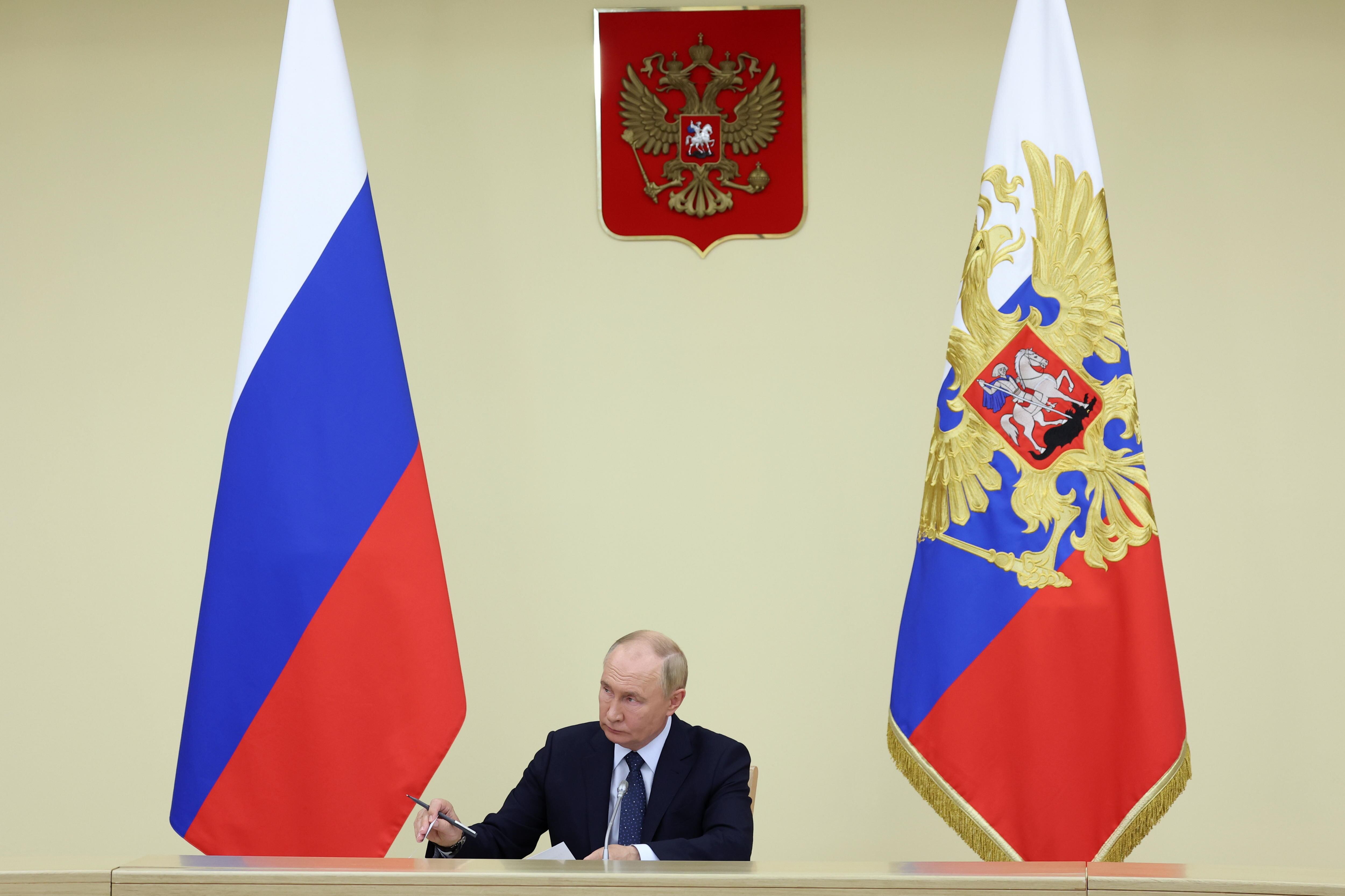 FOTODELDÍA Novo-ogaryovo (Federación Rusa), 07/08/2024.- El presidente ruso Vladimir Putin se reúne con miembros del gobierno en la residencia estatal de Novo-Ogaryovo, en las afueras de Moscú (Rusia), este miércoles. Vladimir Putin calificó el bombardeo ucraniano de la región de Kursk como una provocación a gran escala y dijo que discutiría estos asuntos con los jefes de los organismos de seguridad y el Estado Mayor. EFE/EPA/VALERIY SHARIFULIN / SPUTNIK / KREMLIN POOL CRÉDITO OBLIGATORIO