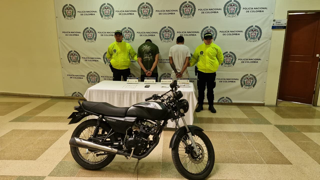 Dos de los capturados como presuntos participes del homicidio de un menor de edad en el corregimiento de Barcelona en Calarcá. Foto: Policía