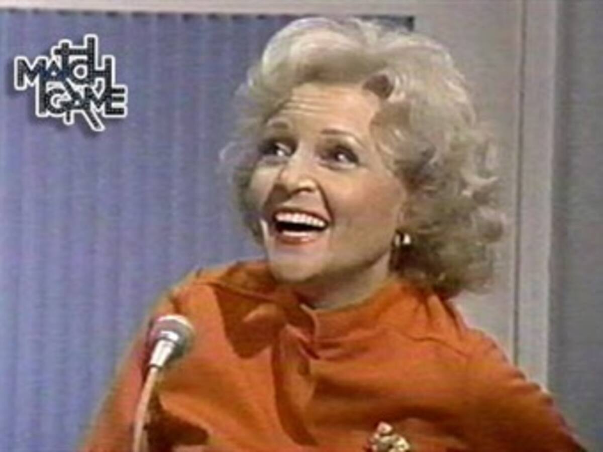 La 'chica de oro' Betty White posa en un calendario benéfico