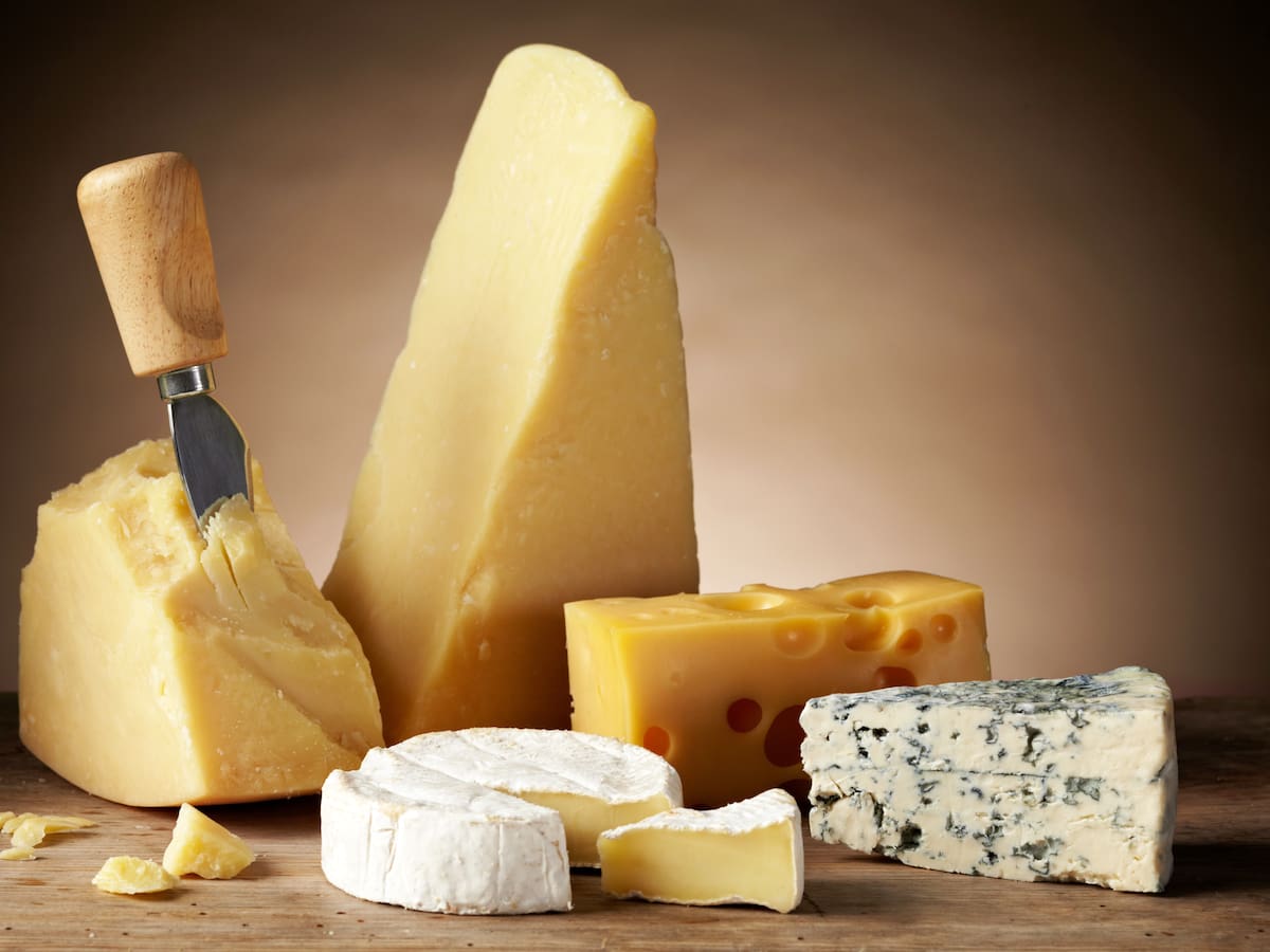 Comer estos 3 tipos de queso ayudaría dormir mejor, según estudio: Muy comunes en Colombia