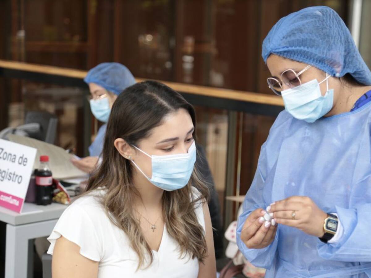 Vacunación contra el COVID-19 en Medellín no para en Semana Santa