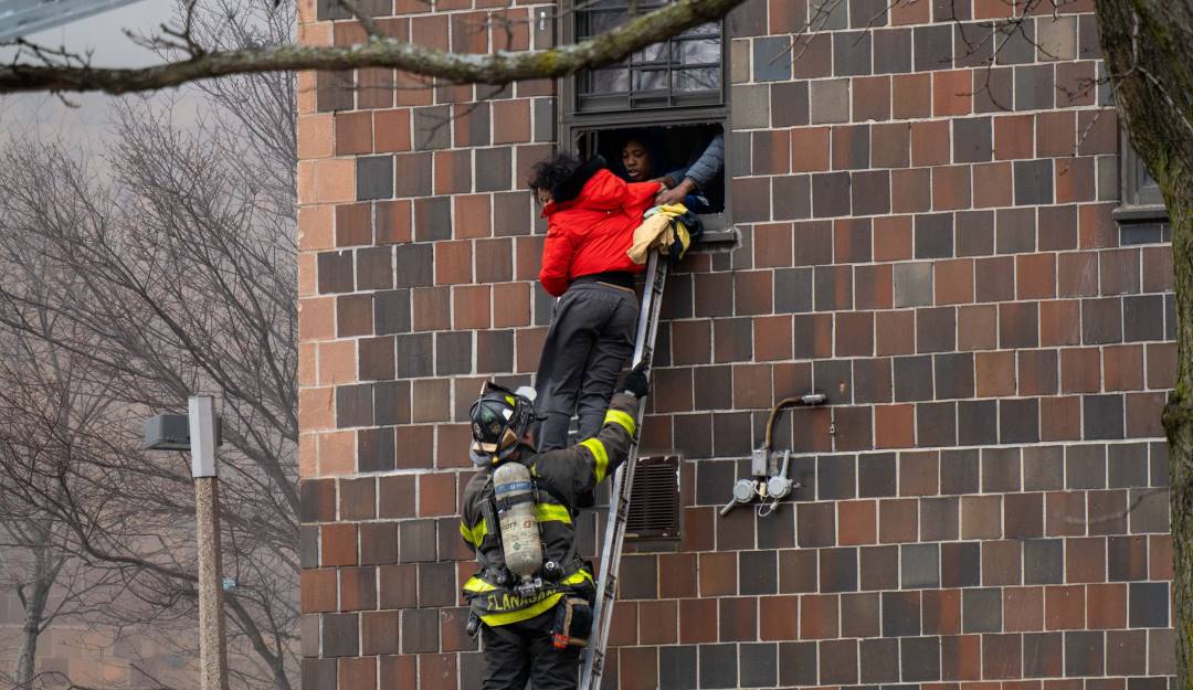 Rescate de personas afectadas por el incendio en un apartamento del Bronx en Nueva York.    Foto: Getty 