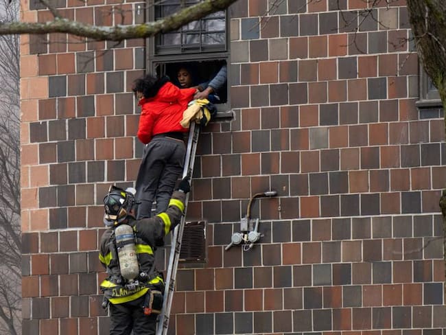 Rescate de personas afectadas por el incendio en un apartamento del Bronx en Nueva York.    Foto: Getty 