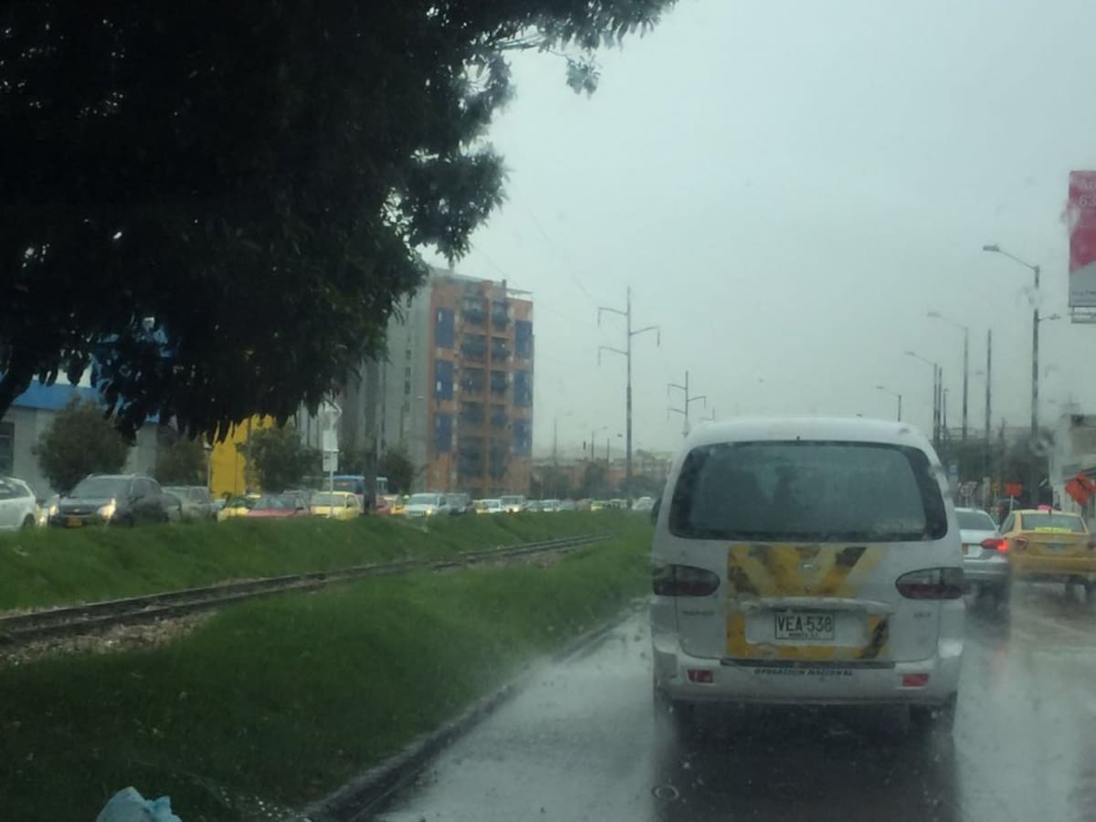 Trancones y lluvias marcan la mañana capitalina