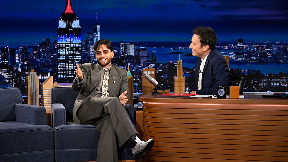 Maluma le regaló un carriel a Jimmy Fallon y este lo sorprendió con un aguardiente en su programa