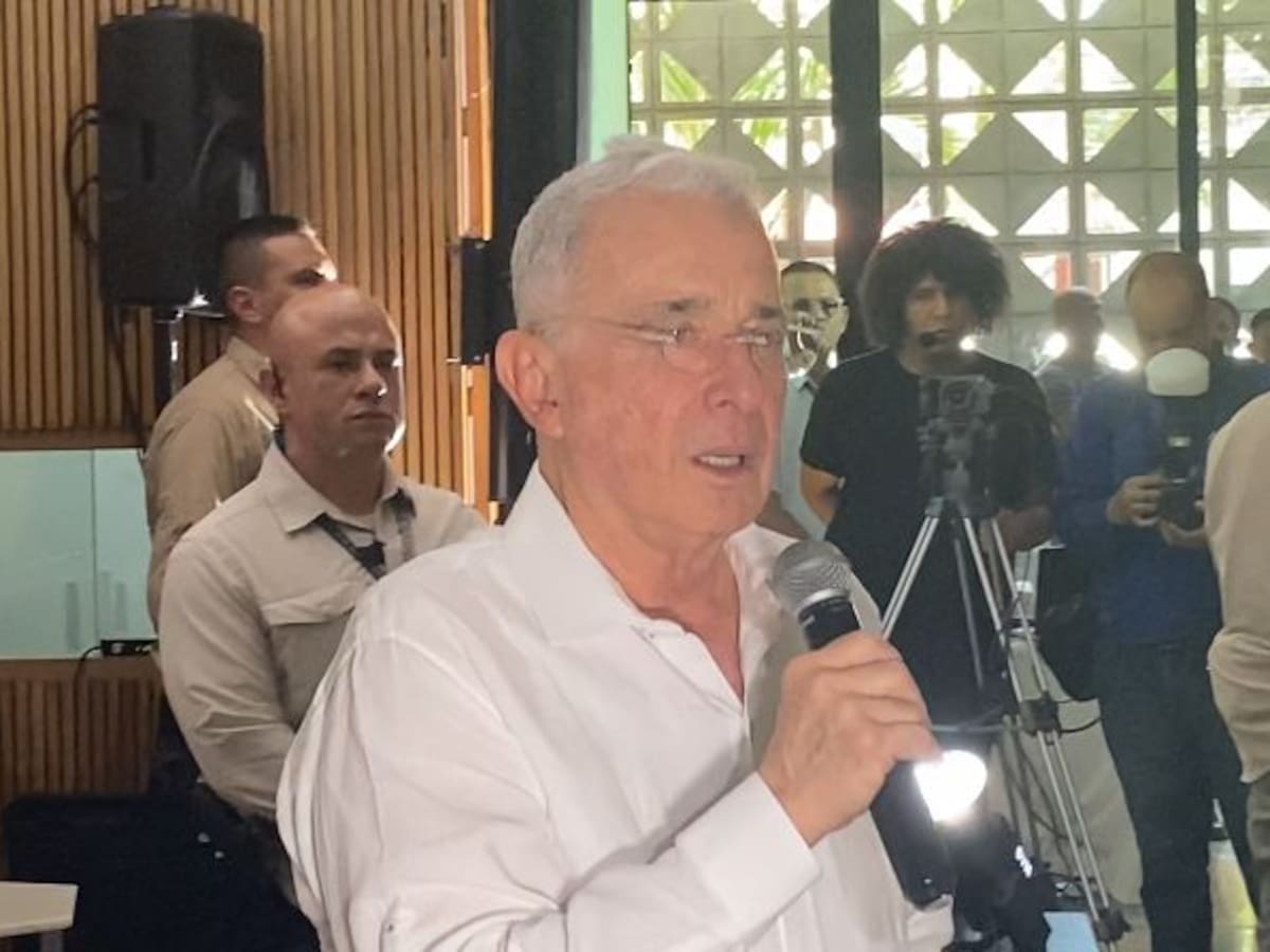 “La verdadera hora de Petro es cuando se despierta los domingos a insultarme”: Uribe a Gustavo Petro