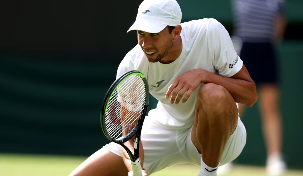 Daniel Galán en el partido ante el italino Jannik Sinner en octavos de Wimbledon (Photo by Steven Paston/PA Images via Getty Images)