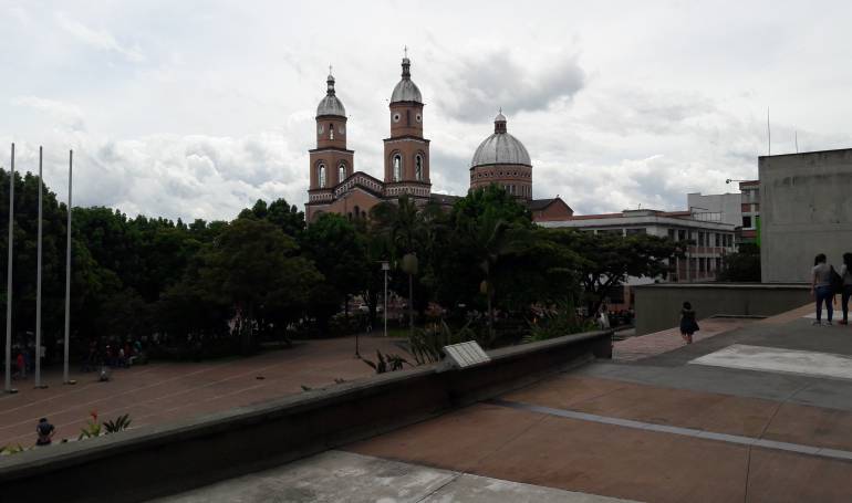 Facebook caracol radio Armenia 1150am Tw @caracolRArmenia línea WhatsApp 3155681277