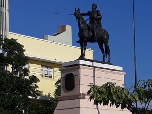 Comerciantes borran los graffitis en el monumento de Simón Bolívar