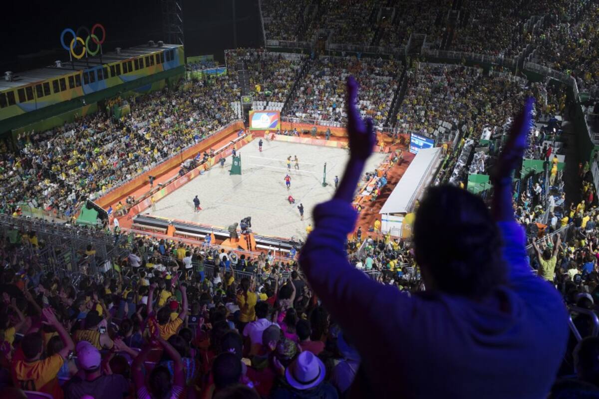 Una mirada al escenario que congregó a los deportistas de voleibol de playa durante el partido entre Brasil y Cuba.