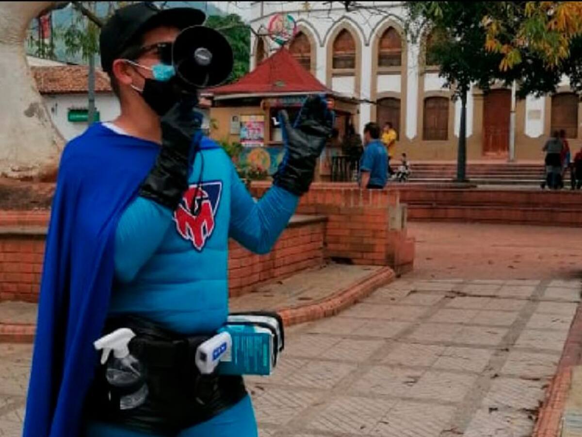 “Busco crear conciencia”: Luis Buitrago conocido como 'Tapabocaman'
