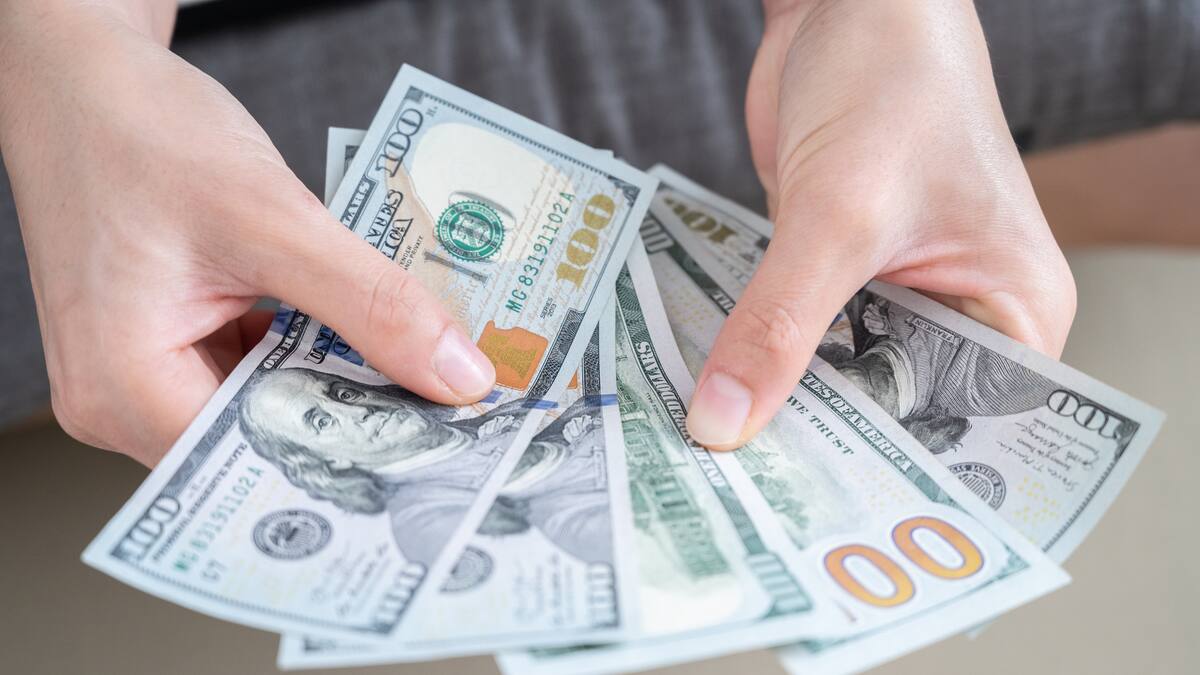 ¿Momento para invertir? Así arrancó el precio del dólar HOY viernes 23 agosto en Colombia