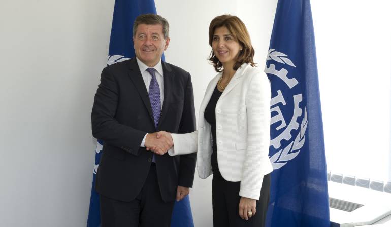 Canciller María Ángela Holguín y el Director General de la OIT Gay Ryder.