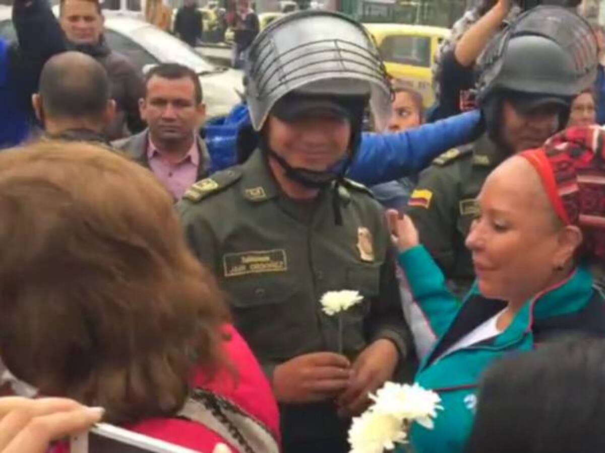 Piedad Córdoba e Iván Cepeda entregan flores al ESMAD