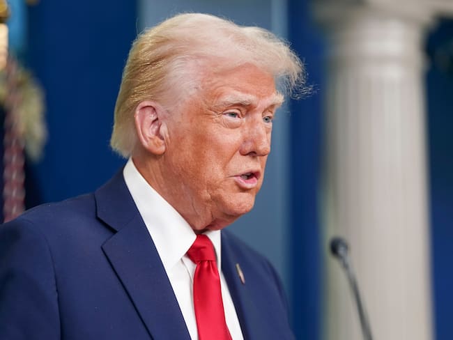 AME6866. WASHINHGTON (ESTADOS UNIDOS), 04/02/2025.- Fotografía del 30 de enero de 2025 del presidente de Estados Unidos, Donald Trump, hablando durante una rueda de prensa en la Casa Blanca en Washinhgton (Estados Unidos). La designación de los carteles del narcotráfico como organizaciones terroristas extranjeras (FTO) no se ha traducido todavía en medidas concretas, después de que anoche se cumpliera el plazo y el Departamento de Estado aún no haya emitido recomendaciones concretas sobre esta decisión del presidente Trump. EFE/ EPA/ Will Oliver