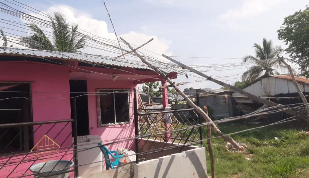 La alcaldía municipal reportó casas destechadas, árboles caídos y postes de energía afectados