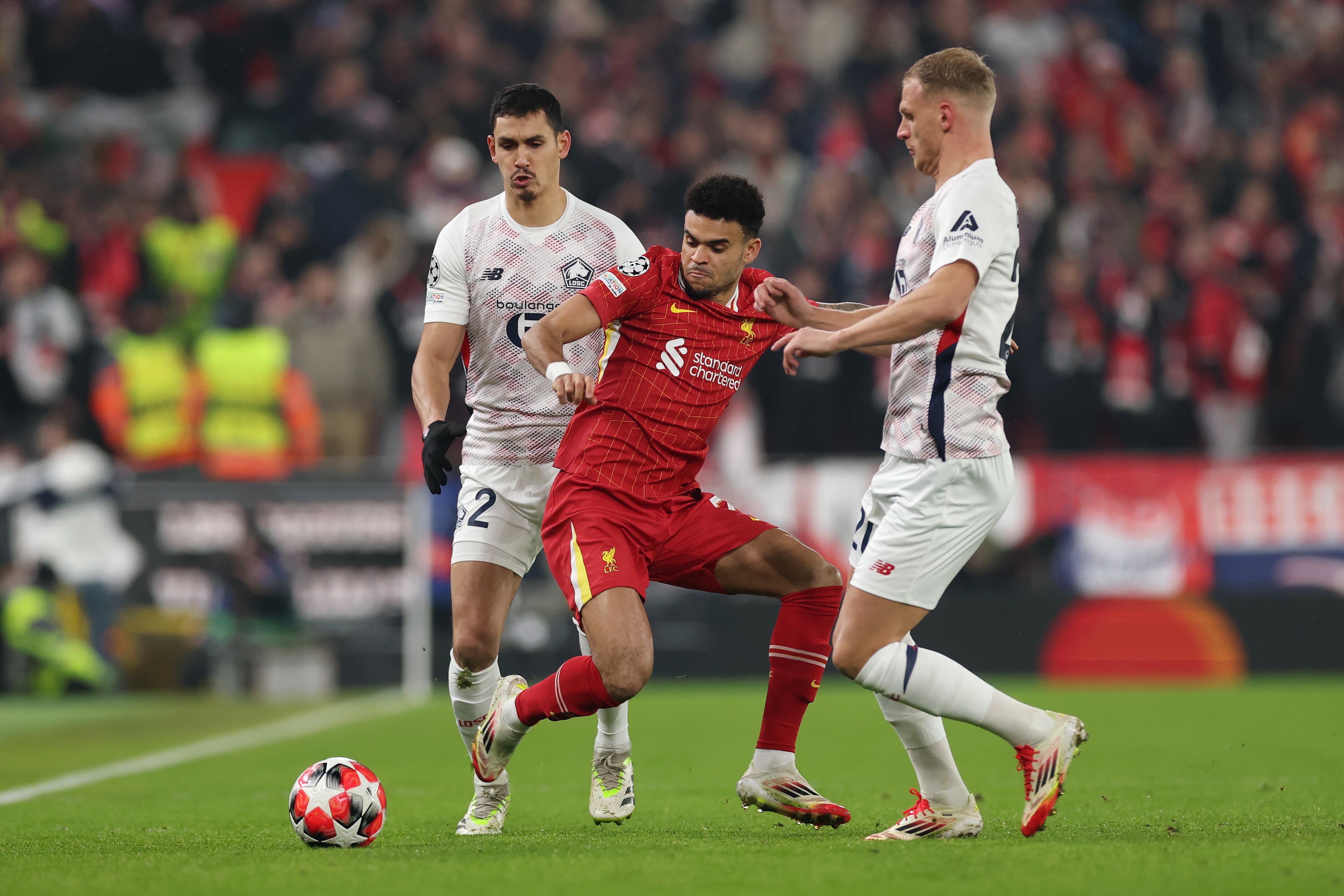 Luis Díaz en el partido entre Liverpool y LOSC Lille. (Photo by Carl Recine/Getty Images)