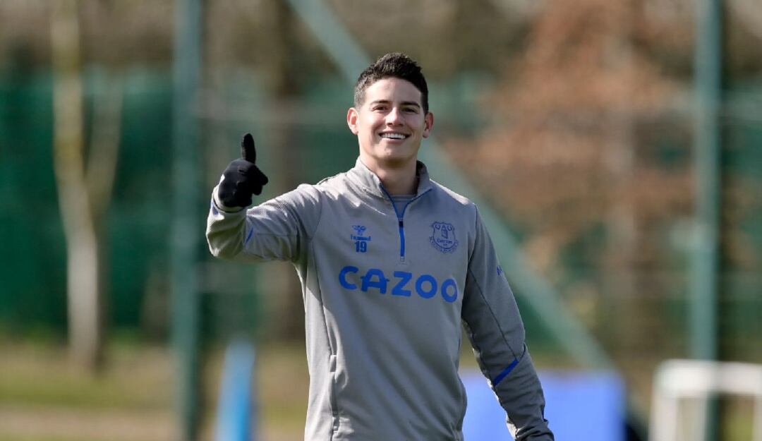 James Rodríguez sonríe durante la práctica del Evertonde este jueves.