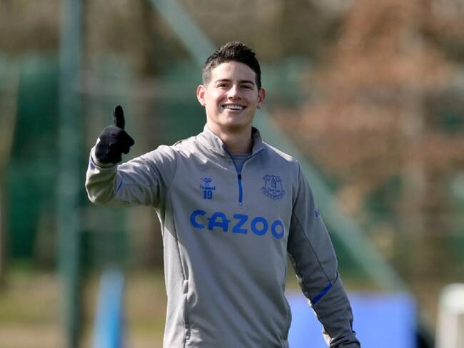 James Rodríguez sonríe durante la práctica del Evertonde este jueves.