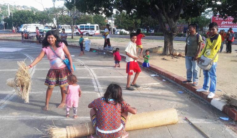 Comunidad indígena en la redoma de la terminal de Cúcuta