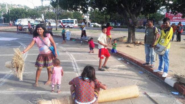 Comunidad indígena en la redoma de la terminal de Cúcuta