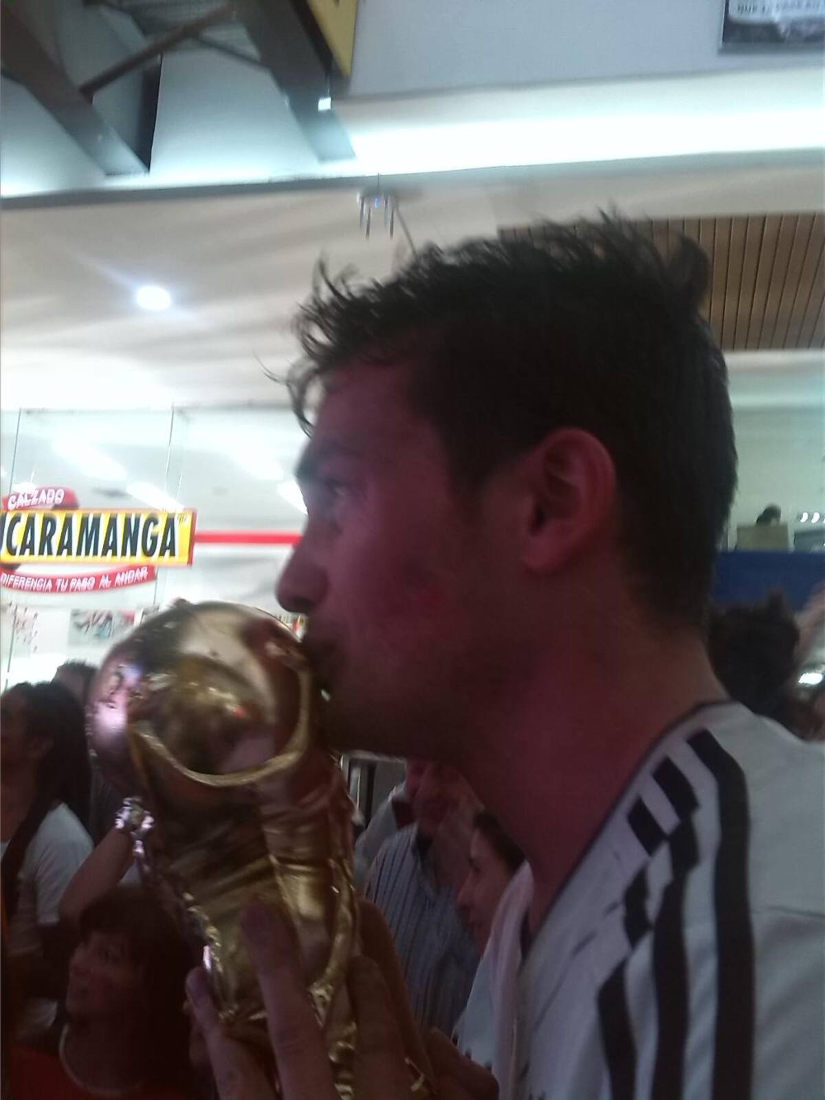 Con cornetas, banderas y cerveza la colonia alemana celebró el triunfo en el centro comercial Premium Plaza.