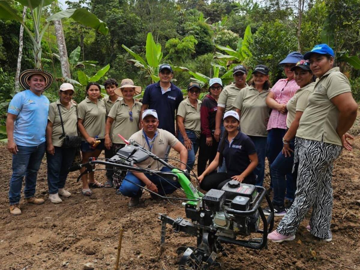 Ejército Nacional impulsa la autonomía económica de las mujeres en Santa Rosa del Sur