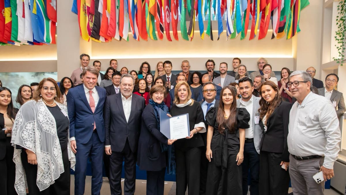 Gobernadora del Valle recibió acreditación internacional en materia de turismo sostenible
