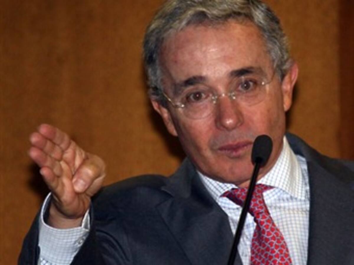 Uribe insiste en suspender venta de Isagen