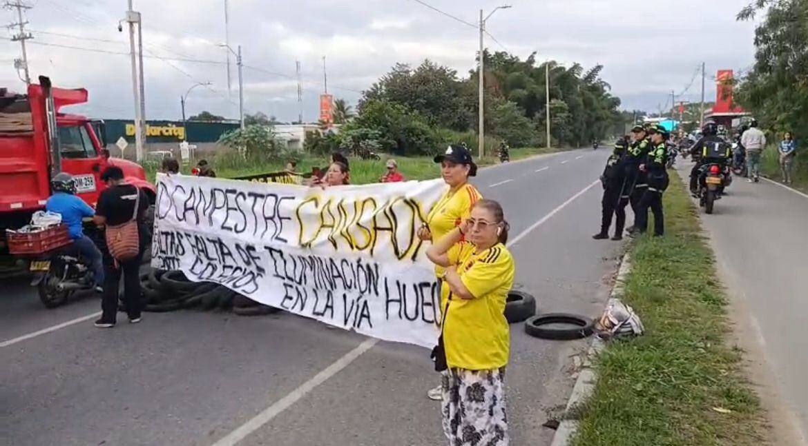 Alrededor de veinte personas permanecen sobre la vía adelantando la jornada de protesta.
