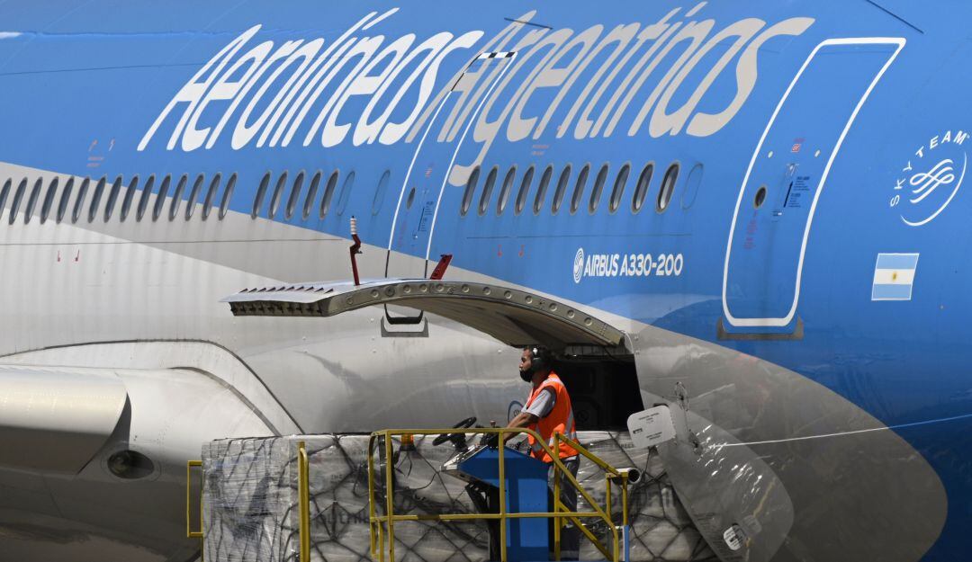 El vuelo de Aerolíneas Argentinas AR1061 transportó 56 contenedores térmicos con las 300.000 dosis de Sputnik V. 