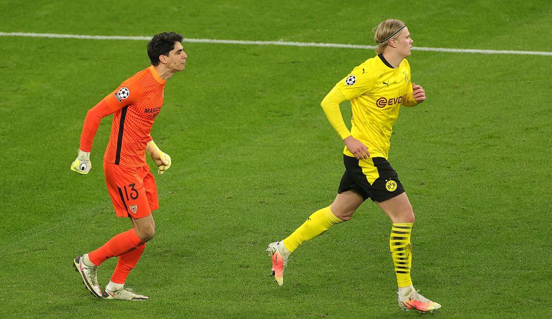 Erling Haaland en una polémica acción con el portero del Sevilla