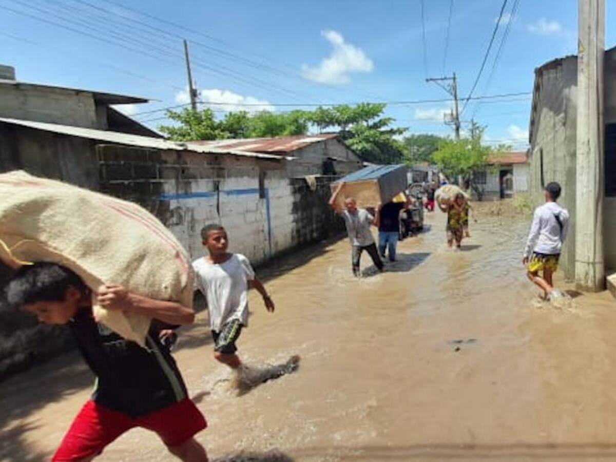 Evacúan un segundo barrio de Guaranda por las inundaciones del río Cauca
