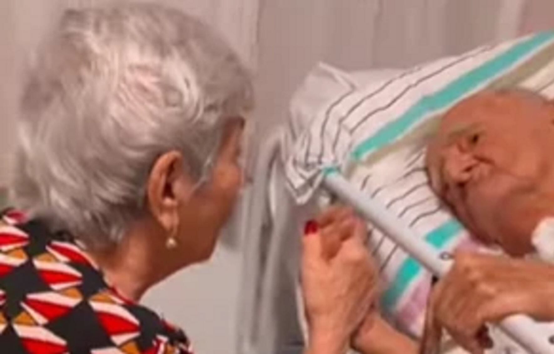 ¡Enternecedor! Abuela le lleva serenata a su esposo hospitalizado | Captura de video