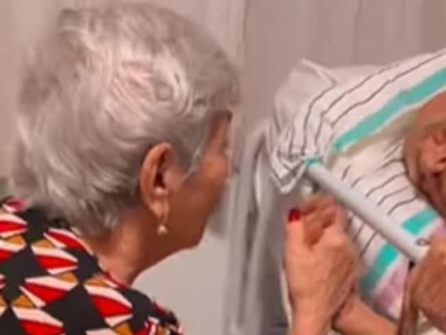 ¡Enternecedor! Abuela le lleva serenata a su esposo hospitalizado | Captura de video