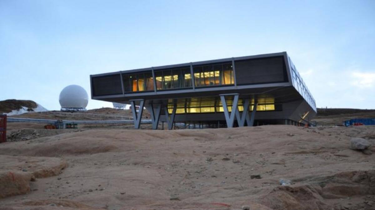 La estación de investigación Bharati es la tercera base antártica de India, obra del estudio alemán Bof Architekten/IMS. Su estructura está formada por 134 contenedores de carga.