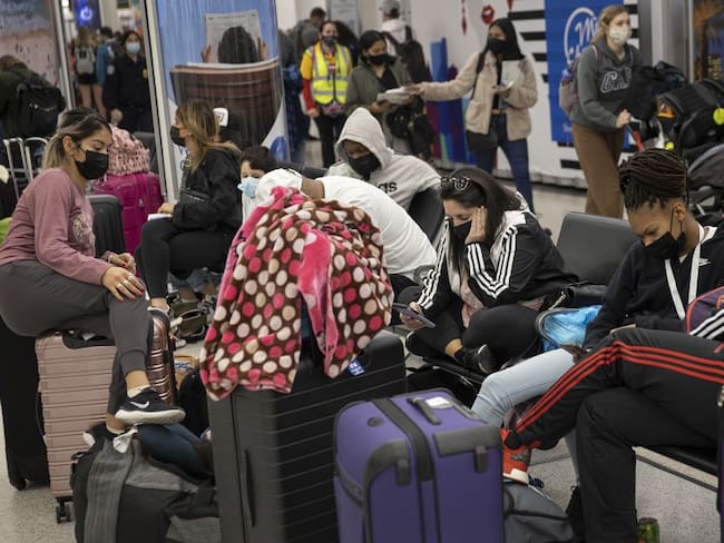 Viajeros a la espera de sus vuelos en EE.UU.