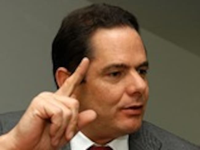 “Si el presidente Uribe decide lanzarse a un tercer mandato, no voy con él”: Vargas Lleras