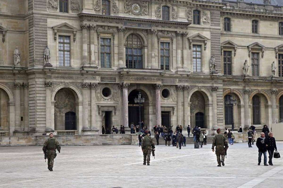 Monumentos como la Torre Eiffel son fuertemente custodiados. Los uniformados patrullan todas las ciudades luego de que Al Qaeda en Yemen amenazara con más ataques como el de París contra "infieles" a Mahoma. Foto: Efe