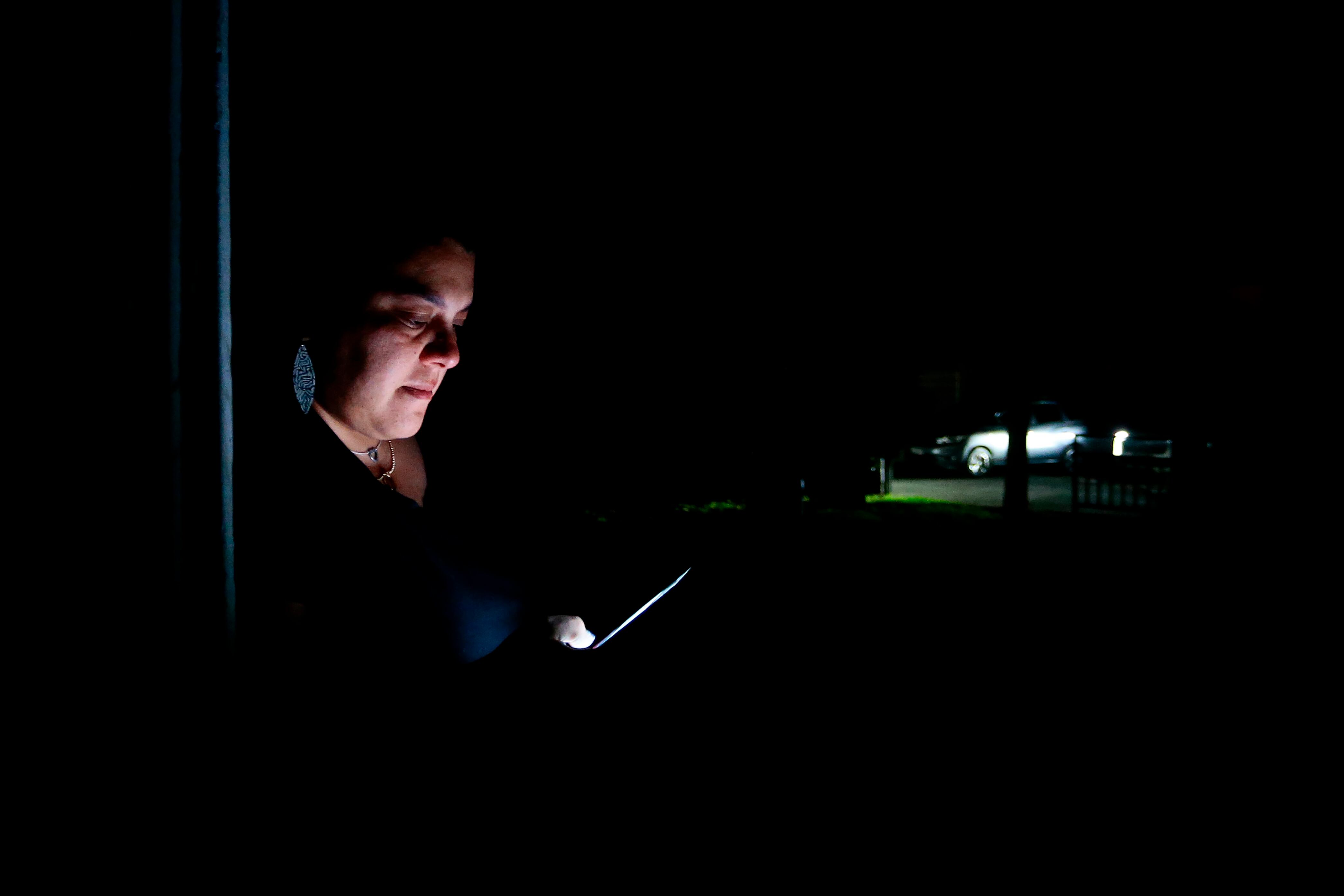 -FOTODELDÍA- AME3599. SANTIAGO (CHILE), 25/02/2025.- Una Persona observa su teléfono móvile este martes, en Santiago (Chile). Chile se prepara para pasar una noche sin suministro eléctrico después de que fallaran los tres intentos por reparar el corte de energía ocurrido en la tarde de este martes y que afecta al 99 % del país. EFE/ Osvaldo Villarroel