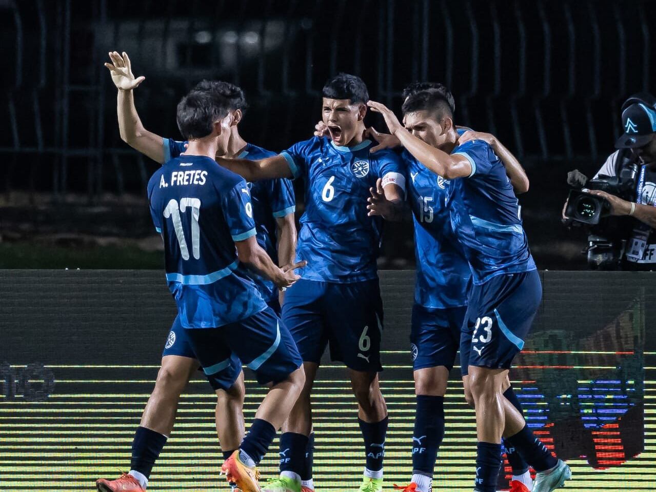 Los jugadores de Paraguay festejan una de sus anotaciones ante Chile / Twitter: @Albirroja.