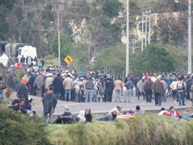 Las vías Tunja - Chocontá y Pasto - Ipiales siguen con bloqueos: Policía